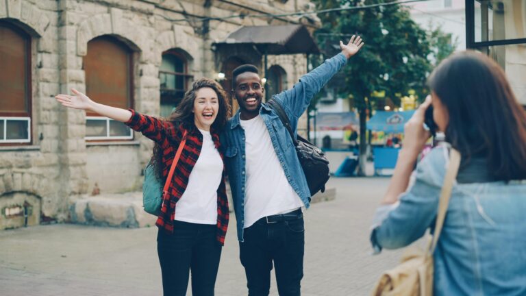 how to make friends while traveling alone