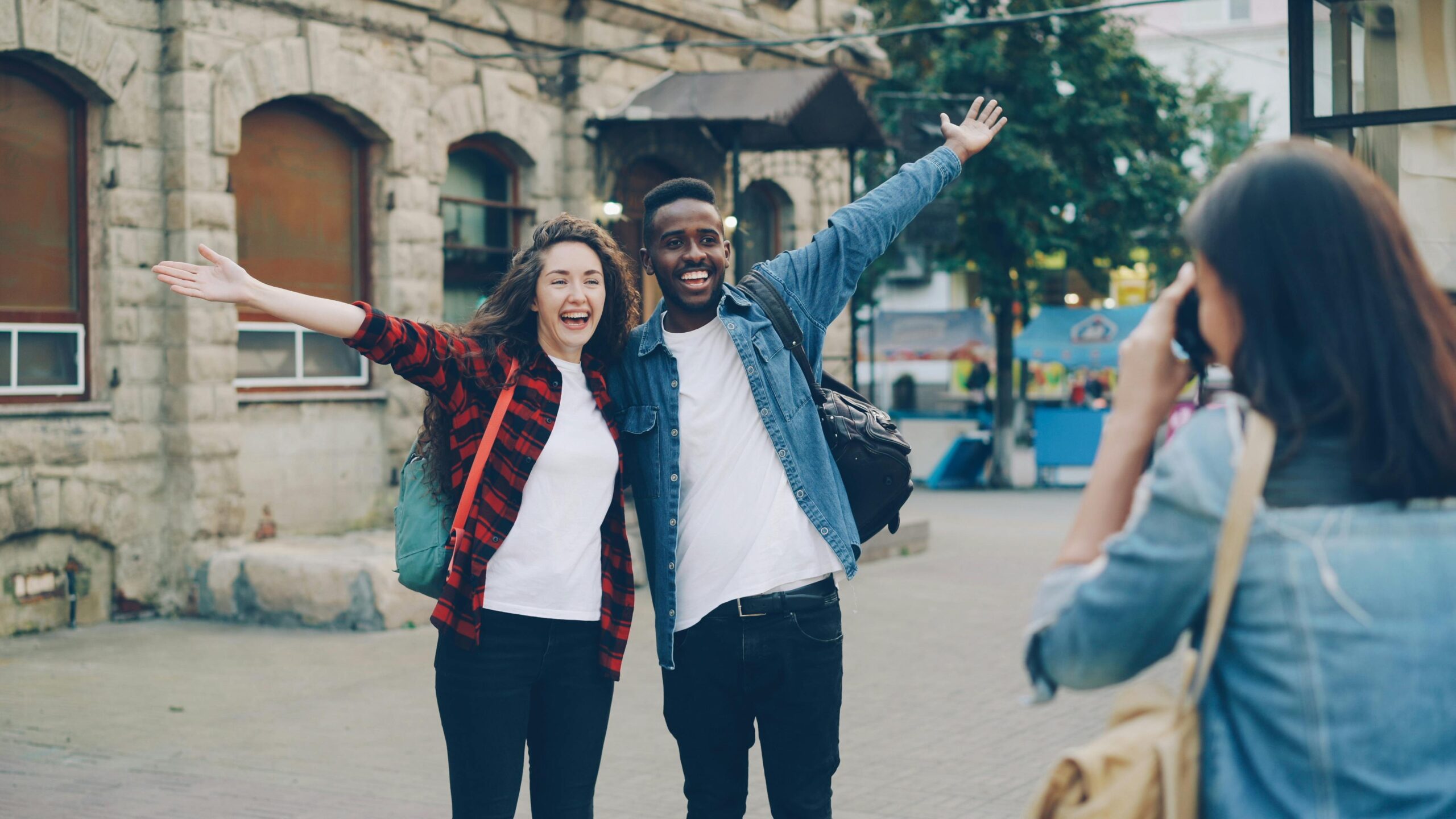how to make friends while traveling alone