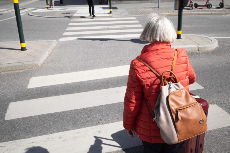 safety and planning tips for traveling alone