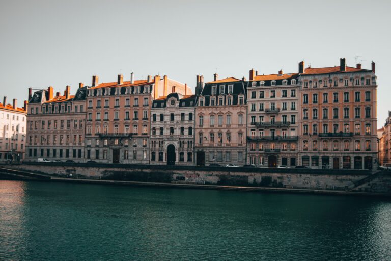 solo travel lyon